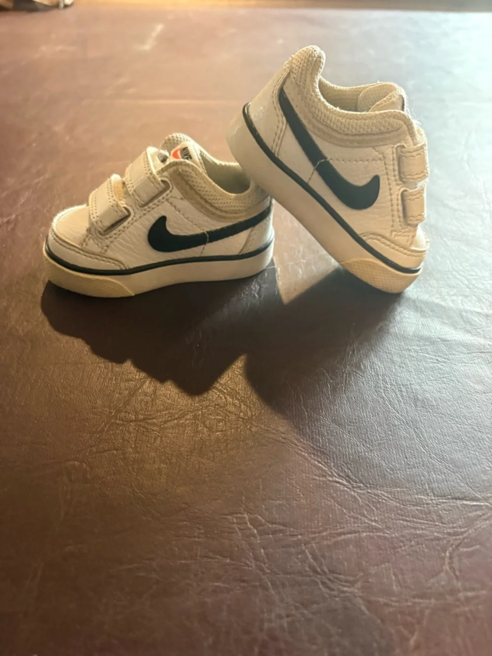 💥Buy 2 Get 1 Free💥 Nike Toddler White Sneakers with Red Swoosh - Picture 2 of 4
